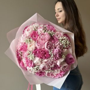 Bouquet of 45 peonies and gypsophila - A captivating blend of romance and purity, perfect for weddings, anniversaries, and special occasions. Handcrafted with care for lasting elegance. Order now for a touch of floral enchantment.