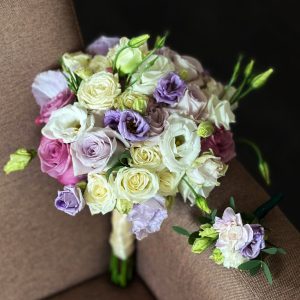 Elegant floral arrangement: Roses, Spray Roses, Lisianthus