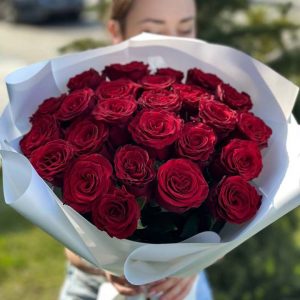 25 Rose Bouquet: A stunning arrangement of 25 exquisite roses