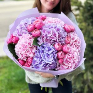 A close-up view of the Silva Pink hydrangea bouquet showcasing its captivating blooms and elegant charm