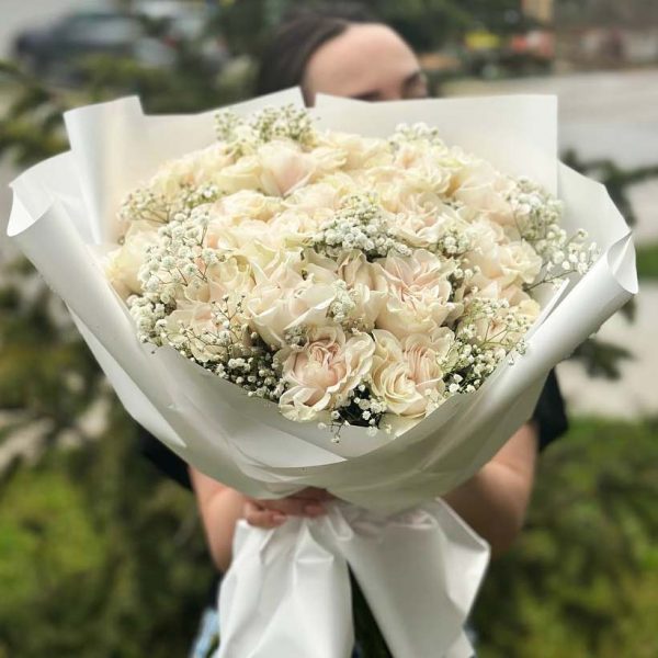 A close-up view of the "Romantic Roses and Gypsophila" bouquet, showcasing the classic beauty of roses and the delicate charm of gypsophila elegantly arranged in a bouquet.