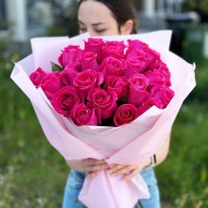 A beautiful bouquet of 25 vibrant red roses, the perfect symbol of love and romance. Ideal for anniversaries and Valentine's Day.