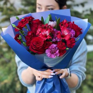 Close-up of a beautiful bouquet featuring roses and astromeria.