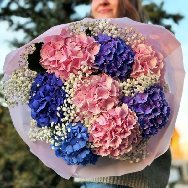A captivating bouquet with hydrangeas and gypsophila, perfect for weddings, anniversaries, or heartfelt expressions. Radiate love and sincerity with this beautiful arrangement.