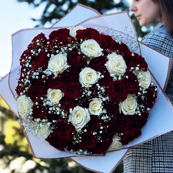 A dreamy bouquet of roses and delicate gypsophila, perfect for expressing love and romance.
