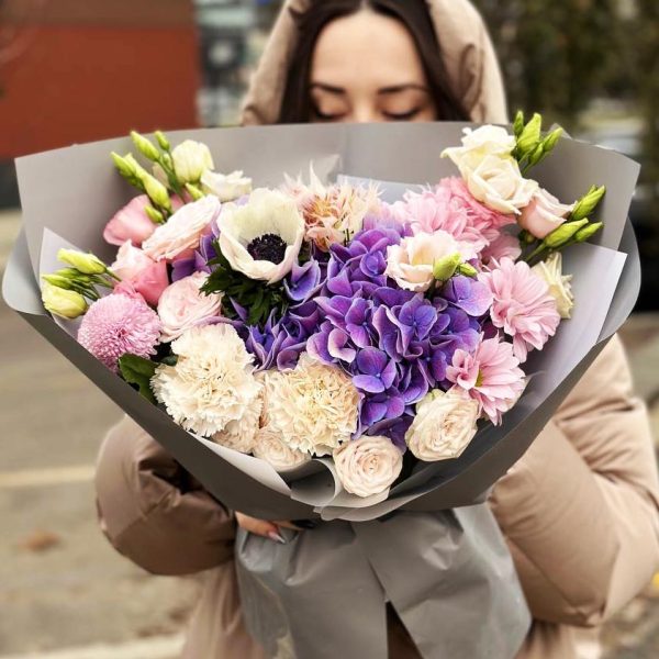 Image of the "Spring Floral Palette" bouquet with hydrangeas, dianthus, chrysanthemums, lisianthus, eucalyptus – a burst of spring in a bouquet.