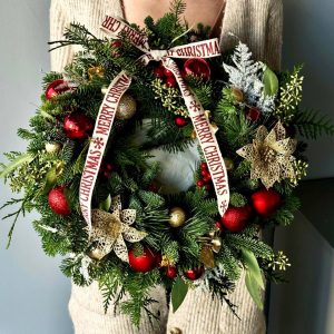 Winter Elegance: Handcrafted winter wreath with natural and winter elements. Perfect for creating a festive and atmospheric charm in your space.
