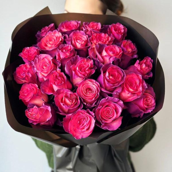 Tender Pink Roses: An elegant bouquet of roses that creates an impression of warmth and romance, perfect for a gift or a special moment.