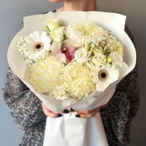 Exotic Harmony: Abundant bouquet with chrysanthemums, gerberas, orchids, gypsophila, lisianthus, and spray roses, filled with the beauty and sensibility of nature.