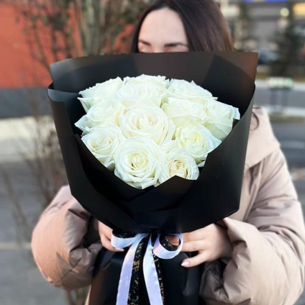 Gentle Purity: Bouquet of white roses creating an atmosphere of elegance and purity.
