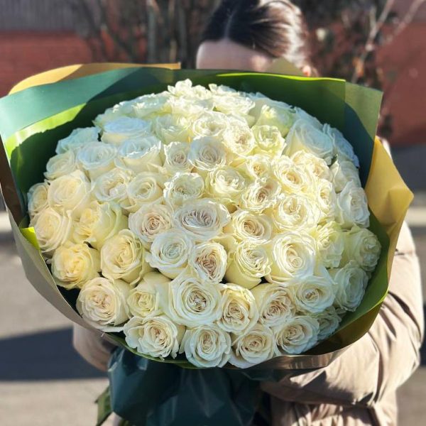 White Elegance: Large bouquet of white roses, creating an impression of luxury and elegance.