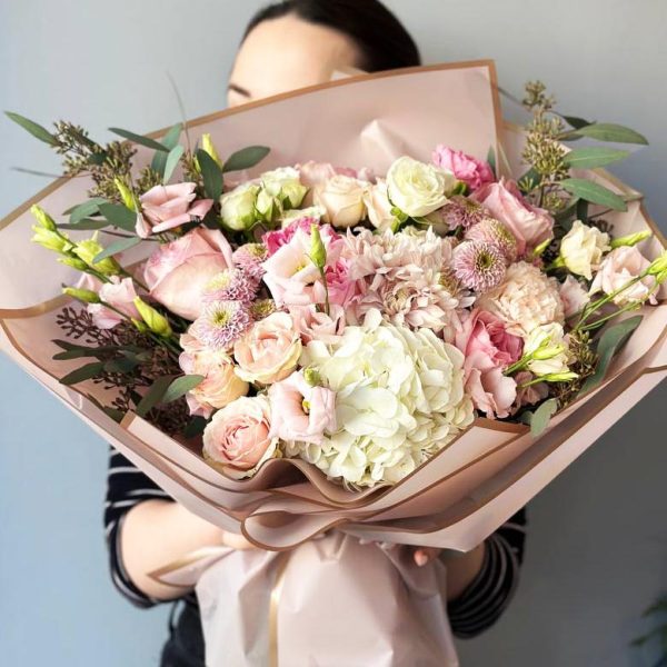 Exclusive Elegance: Bouquet with hydrangeas, roses, spray roses, lisianthus, chrysanthemums, dianthus, skimmia, and eucalyptus, creating an impression of luxury and elegance.