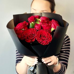 Luxurious Harmony: Bouquet with roses and spray roses, creating an impression of sophistication and charm.