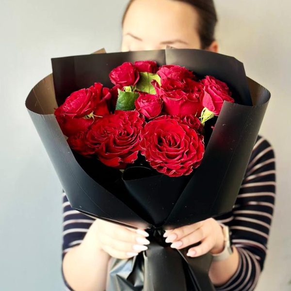 Luxurious Harmony: Bouquet with roses and spray roses, creating an impression of sophistication and charm.