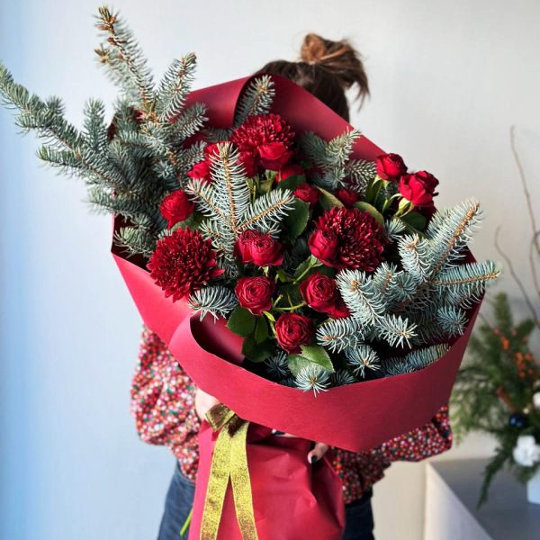 Aromatic Elegance: Bouquet with coniferous branches, spray roses, and chrysanthemums, creating an impression of freshness and refinement.