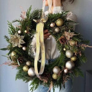 Golden Elegance: Pine wreath with gold ornaments, creating a festive mood and a luxurious appearance.