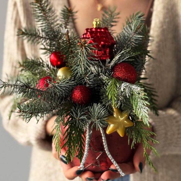 Tiny Christmas Basket: A small basket adorned with fir branches and red ornaments, creating a festive and charming holiday decoration.