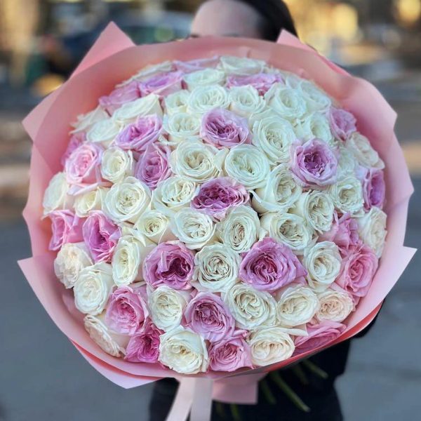 Timeless Roses Bouquet: An exquisite arrangement featuring a curated selection of premium roses, capturing the timeless beauty and captivating fragrance of these classic blooms.
