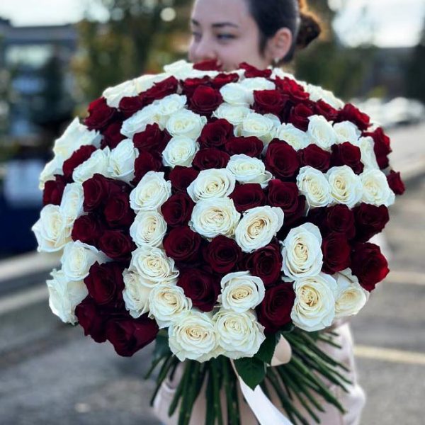 Valentine's Mood Bouquet: A grand and opulent arrangement showcasing 100 roses, creating a visual symphony of love and passion. The perfect choice for a lavish expression of affection on Valentine's Day.