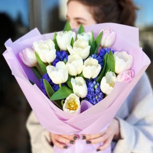 A captivating bouquet that combines the classic beauty of tulips with the charming allure of geocint flowers. Perfect for expressing deep emotions on any romantic occasion.