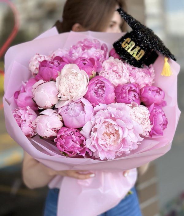 Celebrate graduation with the Happy Graduation flower bouquet, featuring vibrant, fresh blooms. Perfect for congratulating your graduate. Order now for fast delivery!