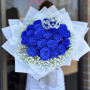 Bouquet 'Botanical Bliss' with blue roses, gypsophila, and a diadem on a white background.