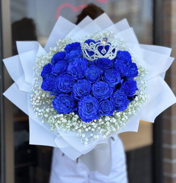 Bouquet 'Botanical Bliss' with blue roses, gypsophila, and a diadem on a white background.