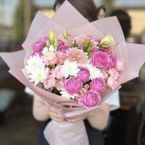 Bouquet 'Floral Fantasy' showcasing a variety of mesmerizing blooms against a soft, neutral background.