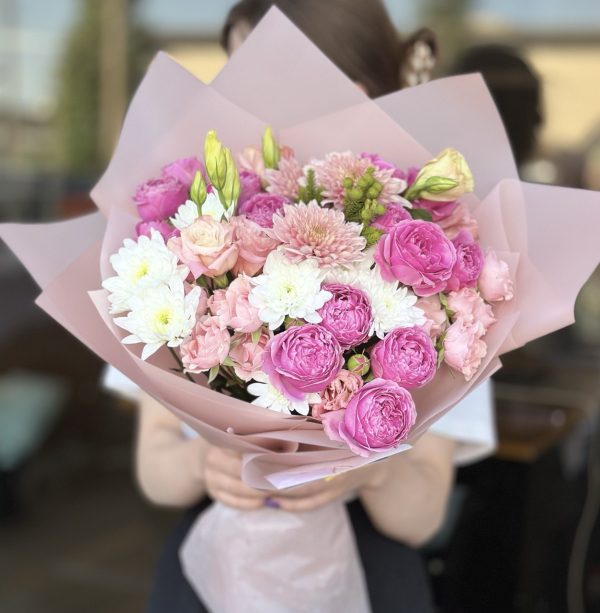 Bouquet 'Floral Fantasy' showcasing a variety of mesmerizing blooms against a soft, neutral background.