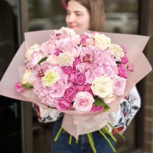 Bouquet 'Botanical Elegance' featuring vibrant blooms against a soft, neutral background.