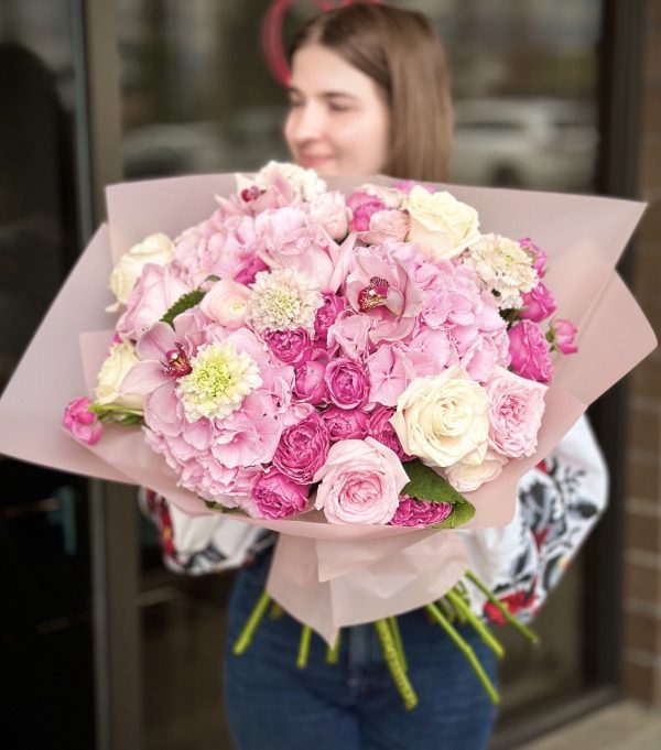 Bouquet 'Botanical Elegance' featuring vibrant blooms against a soft, neutral background.