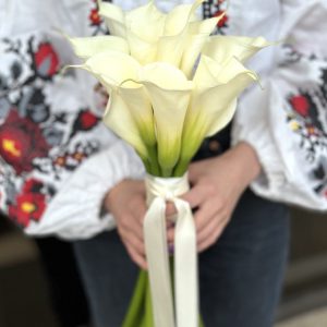 Bouquet 'Elegant Bride' showcasing exquisite calla lilies against a soft, neutral background.