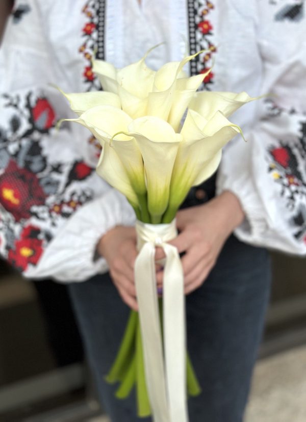 Bouquet 'Elegant Bride' showcasing exquisite calla lilies against a soft, neutral background.