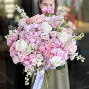 Bouquet 'Floral Wonder' showcasing a variety of exquisite blooms against a neutral background.
