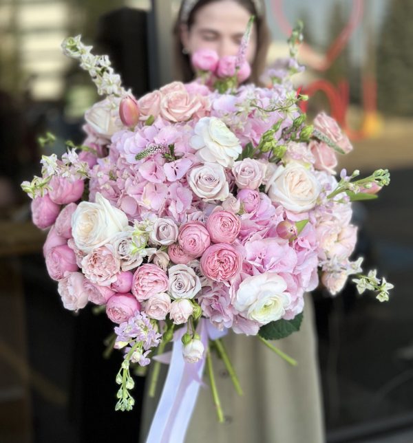 Bouquet 'Floral Wonder' showcasing a variety of exquisite blooms against a neutral background.