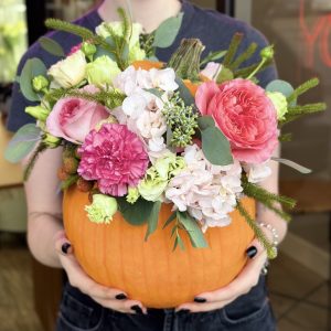 Elegant autumn flower arrangement featuring rich seasonal blooms in warm colors, ideal for Thanksgiving decor.