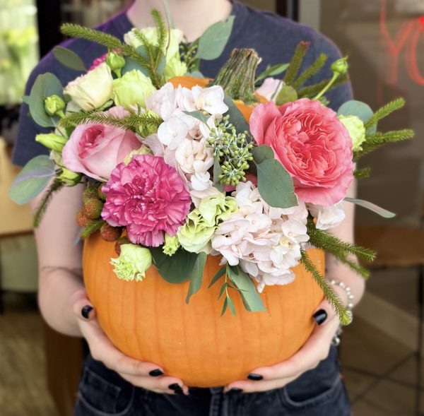 Elegant autumn flower arrangement featuring rich seasonal blooms in warm colors, ideal for Thanksgiving decor.