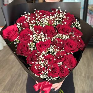 "Sweetheart Bliss" bouquet with roses and gypsophila, a romantic and charming floral arrangement for expressing love and celebrating special moments.