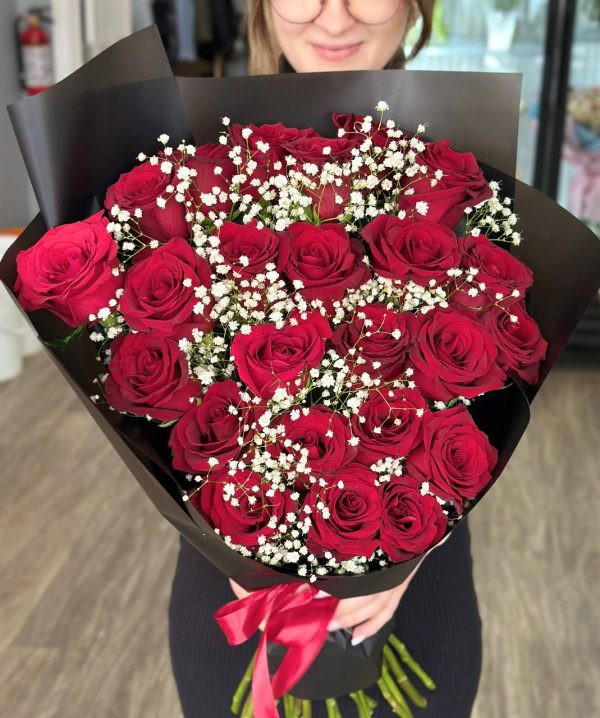 "Sweetheart Bliss" bouquet with roses and gypsophila, a romantic and charming floral arrangement for expressing love and celebrating special moments.